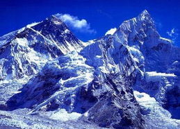 喜马拉雅山是亚洲最高的山脉，它位于中国、巴基斯坦、印度、尼泊尔和锡金等国家的交界处。因此，喜马拉雅山并不完全属于任何一个国家，而是跨越了多个国家的领土。